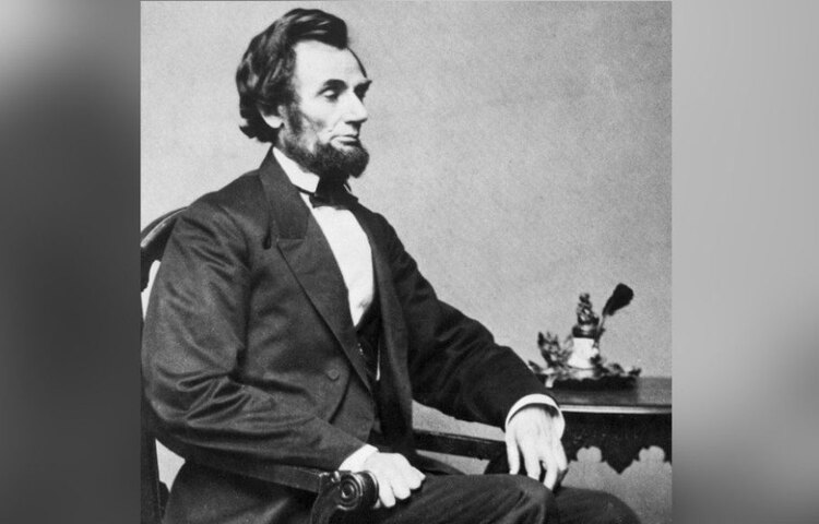 অন্যান্য ঐতিহাসিক ভবনের মতো হোয়াইট হাউসের সঙ্গেও জুড়ে গিয়েছে ভৌতিক তকমা। অনেকেরই দাবি, এই বাড়িতে আমেরিকার ষোড়শ প্রেসিডেন্ট প্রয়াত আব্রাহাম লিঙ্কনের অশরীরী আত্মার উপস্থিতি টের পাওয়া গিয়েছে।