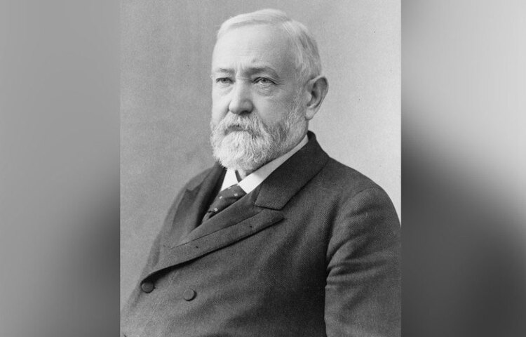 ১৮৯১ খ্রিস্টাব্দ অবধি হোয়াইট হাউস আলোকিত হত গ্যাসবাতিতে। প্রথম বিদ্যুৎ সংযোগ এসেছিল ২৩তম প্রেসিডেন্ট বেঞ্জামিন হ্যারিসনের সময়ে। তবে তিনি এই পরিবর্তন নিয়ে বেশ সন্দিহান ছিলেন। তড়িদাহত হওয়ার ভয় পেতেন। এতটাই আতঙ্কিত থাকতেন যে, তিনি নিজে কোনো দিন সুইচ স্পর্শ করেননি!