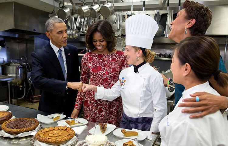 আমেরিকার কয়েকজন সেরা রন্ধনশিল্পীর দায়িত্বে পরিচালিত হয় হোয়াইট হাউসের রান্নাঘর। একসঙ্গে ১ হাজারের বেশি অতিথিকে পরিবেশন করার জন্য সব সময় প্রস্তুত এই পাকশাল। দৈনন্দিন রান্না তৈরি হয় অবশ্য বসবাসকারী প্রেসিডেন্টের পছন্দ অনুযায়ীই।