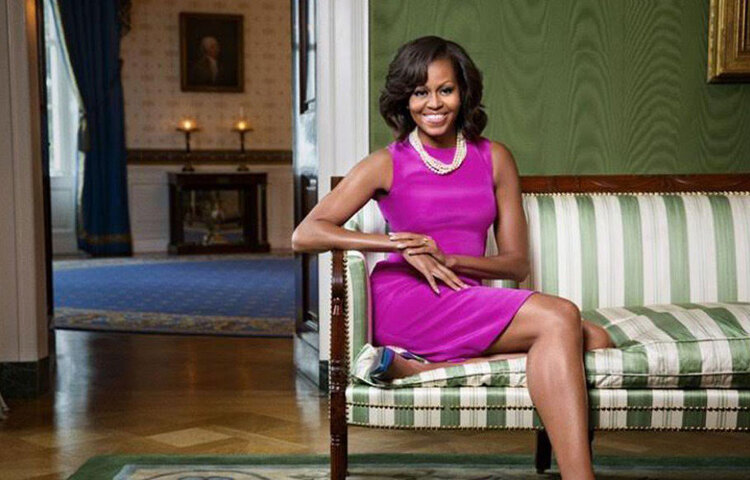 বাইরে থেকে যতই সম্ভ্রম জাগিয়ে তুলুক না কেন, হোয়াইট হাউসের বাসিন্দাদের কাছে এই বাড়ি অনেক সময়েই দমবন্ধকর বলে মনে হয়েছে। প্রাক্তন ফার্স্ট লেডি মিশেল ওবামা বলেছিলেন, তাকে কোনো দিন এক মুহূর্তের জন্য ঘরের জানালা খুলতে দেয়া হয়নি। বাসিন্দাদের প্রতি মুহূর্তে নজরদারিতে রাখা হয়। একবারের জন্যেও কেউ একা এই ভবনের বাইরে যেতে পারেন না।