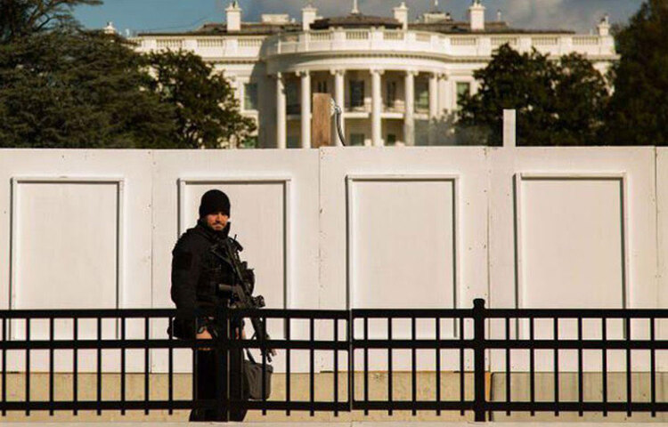 প্রাক্তন প্রেসিডেন্ট ট্রুম্যান এই বাড়িকে বলতেন ‘সাদা কারাগার’। প্রাক্তন ফার্স্ট লেডি জুলি নিক্সনের কাছে আবার এই বাসভবনে প্রাইভেসির অভাব আছে বলে মনে হত। সব সময় নিরাপত্তারক্ষী এবং সংবাদ মাধ্যমের উপস্থিতিতে ব্যক্তি স্বাধীনতা বিঘিœত হত বলে তার ধারণা।