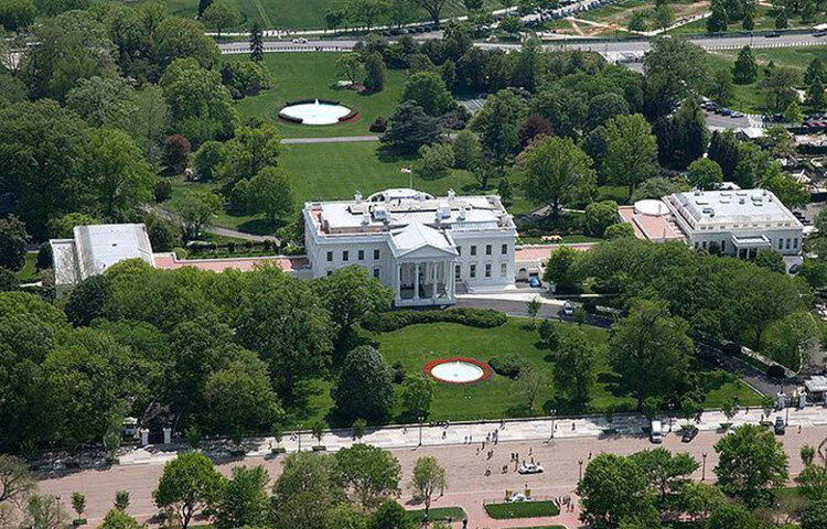 বছরভরই চলতে থাকে হোয়াইট হাউসের মেরামতি। সেই পর্বে অন্যতম হল এই ভবনের সাদা রং বজায় রাখা। সতর্ক নজর থাকে, যাতে কোনোভাবেই এই ভবনের নামকরণ তার অর্থ হারিয়ে না ফেলে। ভবনের ৫৫ হাজার বর্গ ফুট অংশ সাদা রং করতে প্রতিবার প্রয়োজন হয় ৫৭০ গ্যালন রঙের। প্রতি বছর সাড়ে ৭ লাখ ডলার থেকে ১৬ লাখ ডলার খরচ হয় হোয়াইট হাউসের রক্ষণাবেক্ষণে।