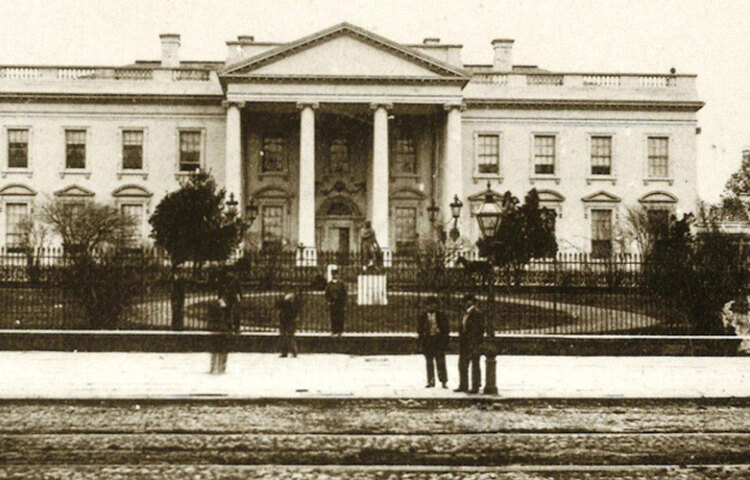 বাকি সব হাই প্রোফাইল ভবনের মতো হোয়াইট হাউসেও গোপন প্রবেশপথ আছে। হোয়াইট হাউসের বেসমেন্ট থেকে সেই গোপনপথ শুরু হয়ে অন্য প্রান্ত গিয়ে খুলেছে ওয়াশিংটন ডিসির এইচ স্ট্রিটে। দ্বিতীয় বিশ্বযুদ্ধের সময় এই গোপন সুড়ঙ্গ তৈরি হয়। পাশাপাশি তৈরি হয় হোয়াইট হাউসের নিচে বম্ব শেল্টার।