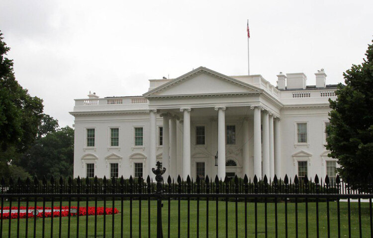 শৌর্য এবং গরিমার প্রতীক হোয়াইট হাউস তৈরি হয়েছিল অ্যাফ্রো এশিয়ান ক্রীতদাসদের দিয়ে। সেই ইতিহাস যে তাকে পীড়িত করত, বার বার সে কথা স্মৃতিচারণায় বলেছেন মিশেল ওবামা।