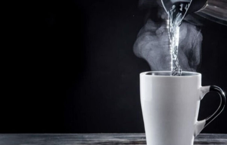 পর্যাপ্ত পানি খাওয়ার উপকারিতা অনেক। শুধু পানিও যে ওজন কমে যায় অনেকখানি, এটাও প্রমাণিত। গবেষণায় দেখা গিয়েছে, যখনই পানি তেষ্টা পাবে, ঈষৎ উষ্ণ গরম পানি খেলে ১২ কেজি পর্যন্ত ওজন ঝরে যায় এক বছরেরও কম সময়ের মধ্যে। পানিতে ওজন কমাতে গেলে, যখনই তেষ্টা পাবে, গরম পানি খেতে হবে।