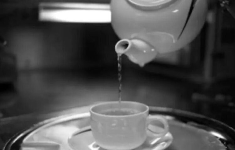 গবেষণায় দেখা গিয়েছে, খাওয়ার সময় ফ্রিজের ঠান্ডা জল খেলে খাবারে থাকা চর্বি কঠিন আকার ধারণ করে পেটে গিয়ে। ফলে অনাবশ্যক চর্বি জমা হতে থাকে।