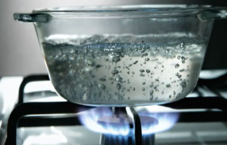 গরম পানি খেলে শরীরের সব কিছু নিয়ন্ত্রণে থাকে। কিডনি তো ভালো থাকেই, হার্টও ভালো রাখে। ফলে রক্তে অক্সিজেনের মাত্রা ঠিক থাকে।