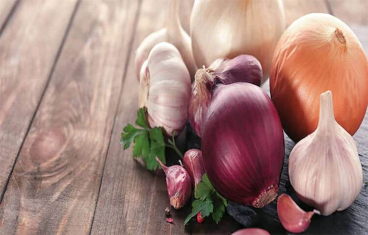 শরীর থেকে দুর্গন্ধ দূর করতে নজর দিন খাদ্যতালিকায়। পেঁয়াজ, রসুন জাতীয় খাবার গরমে এড়িয়ে চলুন। কারণ এর ফলে শরীরে গন্ধের রেশ থেকে যায়। পরিবর্তে বেশি করে খান জলীয় খাবার, ফল ও সালাদ। ছবি: সংগৃহীত