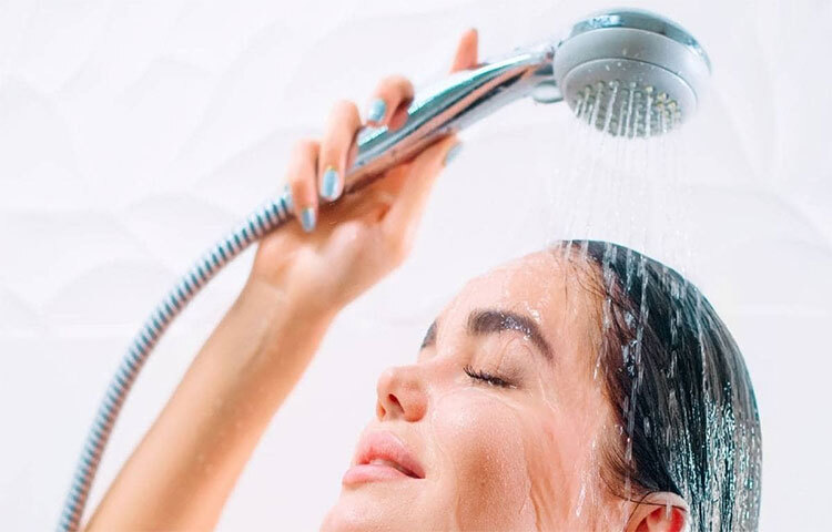 গরমে দিনে দুবার গোসল করতেই হবে। ব্যস্ততার অজুহাতে এই অভ্যাস এড়িয়ে যাবেন না। গোসলের  পানিতে সুগন্ধি মিশিয়ে নিন। ছবি: সংগৃহীত