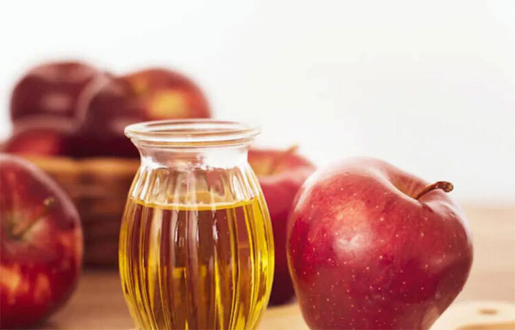 শরীরের দুর্গন্ধ দূর করতে গোসলের পানিতে মিশিয়ে নিন কয়েক ফোঁটা অ্যাপল সিডার ভিনিগার। দূর হবে দুর্গন্ধ। ভিনিগারের গন্ধ নিয়ে ভাববেন না। এই উদ্বায়ী গন্ধ দ্রæত উবে যাবে। ছবি: সংগৃহীত