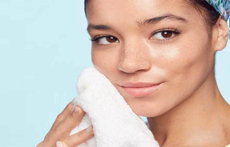 শীত চলে যাচ্ছে। এই সময় ত্বক সব থেকে বেশি শুষ্ক হয়ে যায়। ত্বককে মোলায়েম রাখতে বা আদ্রতা ধরে রাখতে এই সময় জল খান প্রচুর পরিমাণে।