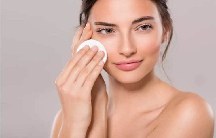 সকালে ঘুম থেকে উঠে মুখ ভালো করে ধুয়ে নিয়ে ক্রিম মাখতে ভুলবেন না।