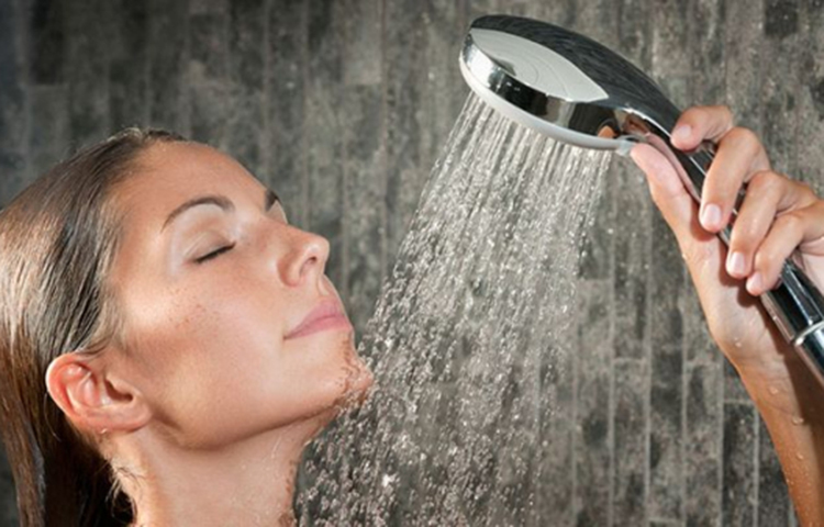 গরম পানি দিয়ে গোসল : শীত সকালের অলসতা কাটাতে হালকা কুসুম গরম পানি দিয়ে গোসল করে নিন সকালে ঘুম থেকে উঠেই। দেখবেন আপনি যেমন ফ্রেশ অনুভব করছেন ঠিক তেমনি আপনার ভেতর প্রাণবন্ত ভাব লাগছে। যা আপনাকে এই জড়তাভাব কাটিয়ে কাজে মনোযোগ দিতে সাহায্য করবে।