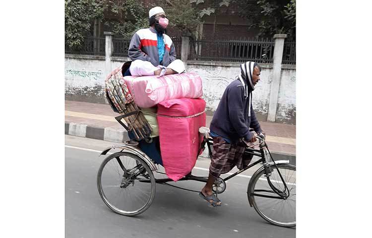 শীতে কাতর যাত্রী ও রিকশা চালক। ছবি: জাগো নিউজ