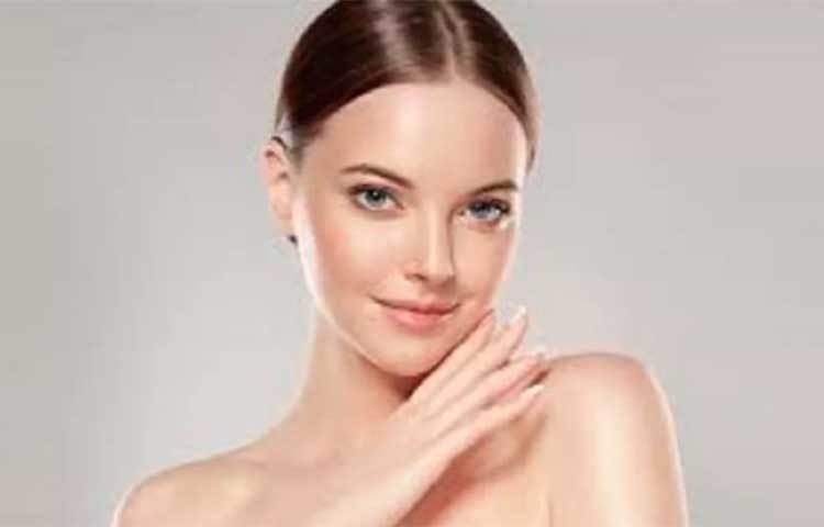 প্রতিদিন রাতে ঘুমোতে যাওয়ার আগে মুখ ভালো করে ধুয়ে গোলাপ জল বা টোনার লাগান।