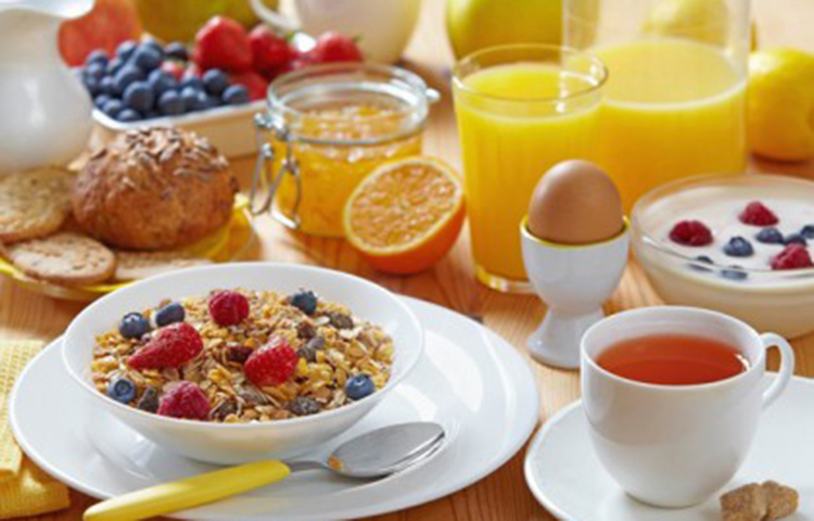 স্বাস্থ্যকর নাস্তা : সকালের নাস্তায় গরম দুধ, মধু, মাখন এই সব রাখার চেষ্টা করুন। এই সমস্ত খাবার আপনাকে এই শীতের জড়তা কাটাতে সাহায্য করবে। সাথে সাথে মৌসুমী ফল রাখতে পারেন যা আপনার এনার্জি লেভেল বৃদ্ধি করে আপনাকে শীতের সকালের জড়তা এড়াতে সাহায্য করবে।