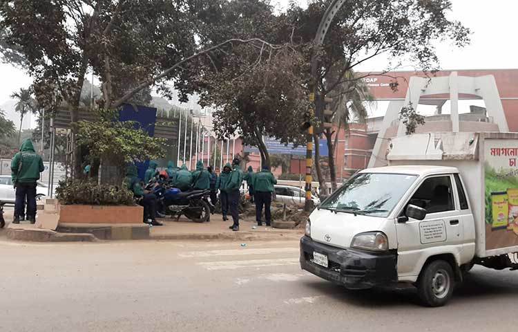 দায়িত্বরত পুলিশ শীতে জড়োসড়ো। ছবি: জাগো নিউজ