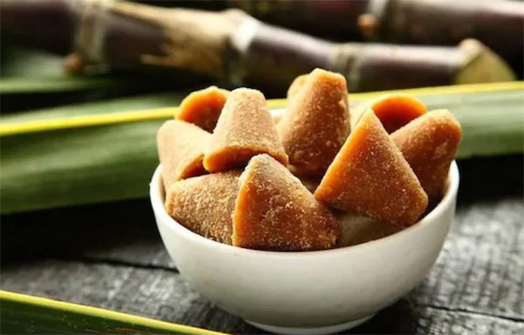 শীতকালীন ডায়েটে আদর্শ বলে ধরা হয় গুড়কে। আখ থেকে তৈরি গুড় পরিপাক কাজে সাহায্য করে। পাশাপাশি, আরও অসংখ্য শারীরিক সুস্থতার পিছনে সক্রিয় গুড়ের অবদান। পরিপাক সংক্রান্ত উৎসেচক উৎপন্ন করে হজমে সাহায্য করে গুড়। ছবি: সংগৃহীত