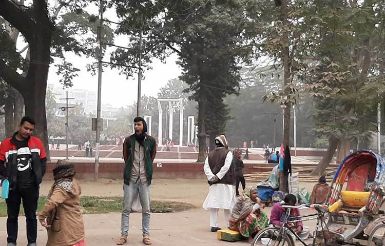 রাজধানীতে সারাদিন সূর্যের দেখা মেলেনি। রাজধানীর কেন্দ্রীয় শহীদ মিনার এলাকা থেকে এ দৃশ্য ধারণ করা হয়েছে। ছবি: জাগো নিউজ