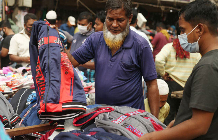বিশেষ করে নিম্ন আয়ের মানুষ ফুটপাতের এসব দোকান থেকে শীতের পোশাক বেশি কিনেন। ছবি: মাহবুব আলম