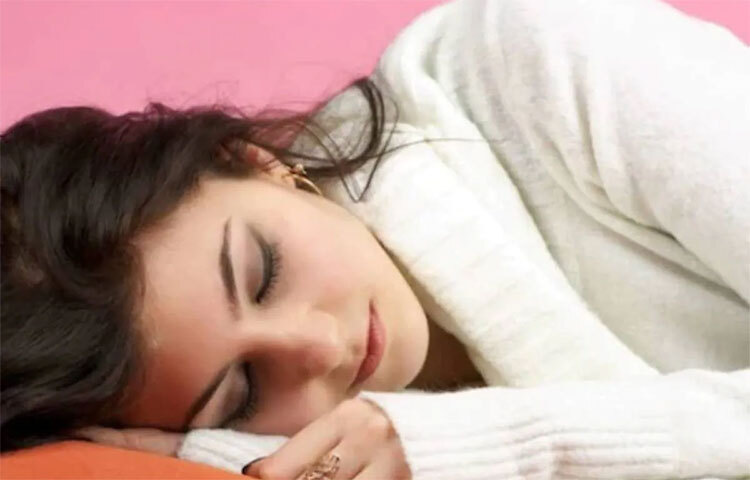 উলের পোশাক তাপ প্রতিরোধক হিসেবে কাজ করে। তাপমাত্রাকে শরীর থেকে বের হতে না দিয়ে তাকে আটকে রাখে। অনেকে তো শীতের রাতে উলের সোয়েটার ও মোজা পরেই শুয়ে পড়েন। ছবি: সংগৃহীত