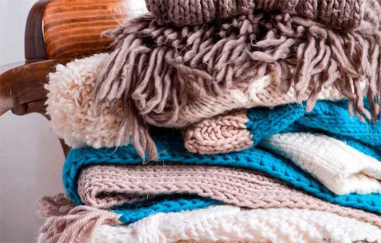 সোয়েটার ও মোজা পরে ঘুমানো খুবই ক্ষতিকারক স্বাস্থ্যের জন্য। কেন ক্ষতিকার, তার একাধিক কারণ আছে। বিশেষজ্ঞদের মতে, শীতে ব্লাড ভেসেল সঙ্কুচিত হয়ে পড়ে। ফলে গরম পোশাক পরে ঘুমালে অস্থিরতা ও লো ব্লাডপ্রেসারের মতো সমস্যা হতে পারে। ছবি: সংগৃহীত