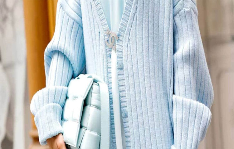 যদি আপনি মাঝে মাঝেই রাতে গরম পোশাক পরে ঘুমিয়ে পড়েন, তাহলে ত্বকে অ্যালার্জি সংক্রমণ এবং চুলকানির মতো সমস্যা দেখা দিতে পারে। যাদের ত্বক শুষ্ক, তাদের এই সমস্যা বেশি হয়। শুষ্ক ত্বকে ব্রণ বা অ্যাকনের মতো সমস্যাও দেখা দিতে পারে। তাই ময়েশ্চারাইজার দিয়ে ত্বককে আর্দ্র রাখুন। ছবি: সংগৃহীত