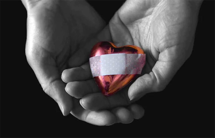 হৃদরোগের সমস্যা থাকলেও রাতে গরমপোশাক পরে ঘুমোতে যাবেন না। সুতির তন্তুর তুলনায় উল বা পশমতন্তু অনেক বেশি মোটা। এতে লুকিয়ে থাকা ছোট ছোট এয়ারপকেট ইনসালেটরের মতো কাজ করে। ছবি: সংগৃহীত