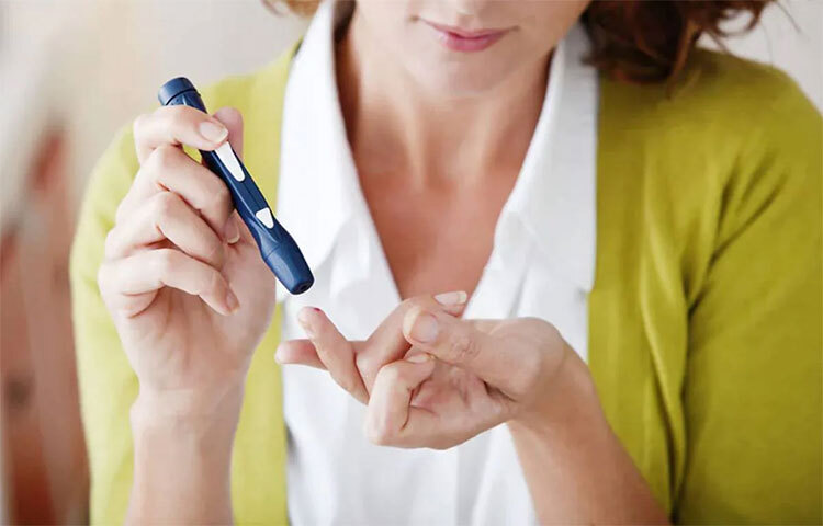 শীতে গরম পোশাক পরলে বা লেপ-কম্বল নিলে শরীরের তাপমাত্রা বাইরে বের হতে পারে না। এই তাপমাত্রা অতিরিক্ত হয়ে গেলে হৃদরোগী ও ডায়াবেটিস রোগীদের ক্ষেত্রে সমস্যা হতে পারে। ছবি: সংগৃহীত