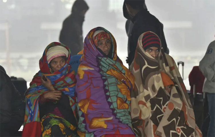 যদি ঠান্ডা তীব্র হয় তাহলে সবচেয়ে সেরা উপায় হলো প্রথমে সুতি বা রেশমের পোশাক পরা। তারপর উলের পোশাক পরা। কিন্তু সেটা করবেন খুব ঠান্ডা পড়লে। হালকা থেকে মাঝারি শীতে সুতির পোশাকের উপর উলের গরমজামাই যথেষ্ট। ছবি: সংগৃহীত