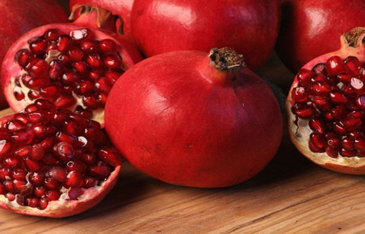 ডালিম: ডালিম খুবই উপকারী ফল। শীতে বাজারে হাতের কাছেই পাবেন ডালিম। রস করে খেলে ডালিম মানবদেহে টেস্টোস্টেরনের মাত্রা বাড়ায়। যাদের রক্তশূন্যতা খাওয়ার পরামর্শ দেন চিকিৎসকরা।