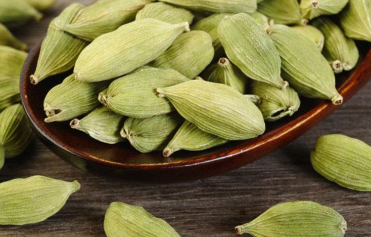 এলাচ: এলাচ পেটকে শান্ত রাখে, নিঃশ্বাস দুর্গন্ধমুক্ত করে। এমনকি এই ক্ষুদ্র এলাচ দানা চিবোলে নাকি মানুষের মনও ভালো হয়ে যায়।