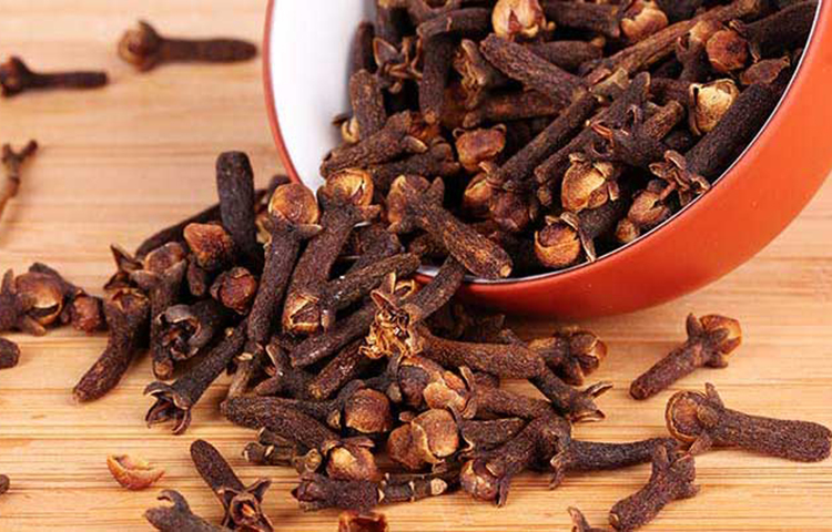 লবঙ্গ: লবঙ্গ মাইগ্রেন অ্যাটাকের ঝুঁকি কমায় এবং খুশখুশে কাশি দূর করে। লবঙ্গের ঝাঁঝ শরীরে উদ্দীপক হিসেবেও কাজে করে।