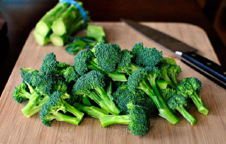 ব্রকোলি: ‘হরমোন মেটাবলিজম’-এর ক্ষেত্রে বিশেষভাবে উপযোগী ব্রকোলি। ব্রকোলি ক্যানসার প্রতিরোধক। এতে রয়েছে ভিটামিন কে, ভিটামিন সি, ফলিক অ্যাসিড, পটাশিয়াম ও ফাইবার।