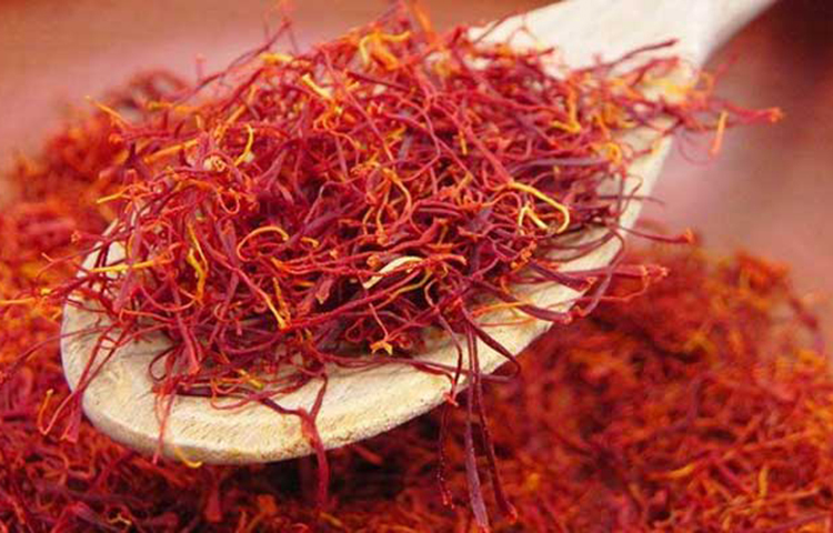 জাফরান: এক গ্লাস গরম দুধে এক চিমটে জাফরান দিয়ে দু’মিনিট গরম করে পান করে নিন। এই শীতে যাদের কোষ্ঠকাঠিন্য তাদের সাহায্য করবে জায়ফল। জাফরান হালকা হৃদরোগের সমস্যায়ও নাকি অনেক সময় উপকারে আসে।