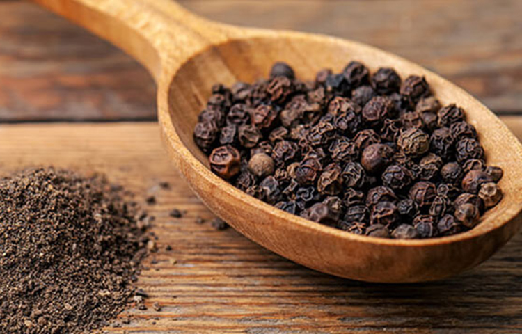 গোলমরিচ: গোলমরিচ হাড়ের ব্যথা, স্ট্রেস এবং নার্ভাসনেস দূর করতে সাহায্য করে থাকে। ভালোভাবে গরম করা একমুঠো গোলমরিচ একটি কাপড়ে নিয়ে তা ব্যথার স্থানে কিছুক্ষণ ধরে রাখলে বাতের ব্যথা কমাতে সাহায্য করে।