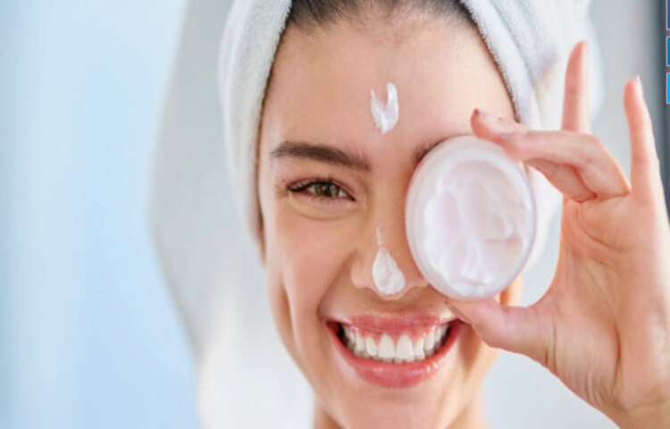 শীতের সময়ে ত্বকের উজ্জ্বলতা কমতে থাকে, ত্বক শুকিয়ে যায়। কারো কারো ত্বক রুক্ষ হয়ে যায়। কাজেই ত্বকের বাড়তি যতœ প্রয়োজন।