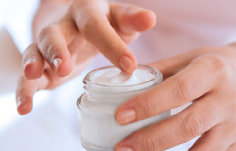 শীতেকালে ত্বকের জন্য ময়েশ্চারাইজর জরুরি। এ সময়ে ত্বকে বাদাম তেল বা এভোকাডো সমৃদ্ধ ময়েশ্চারাইজার ব্যবহার করতে পারেন। এগুলো ত্বকের স্বাভাবিক আর্দ্রতা বজায় রাখতে সাহায্য করে।