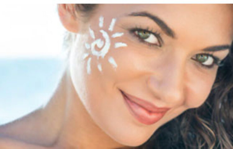 শীতকালেও ব্যবহার করুন সানস্ক্রিন। বাড়ির বাইরে বের হওয়ার ৩০ মিনিট আগে এসপিএফ ১৫-৩০ সম্পন্ন সানস্ক্রিন ব্যবহার করুন।