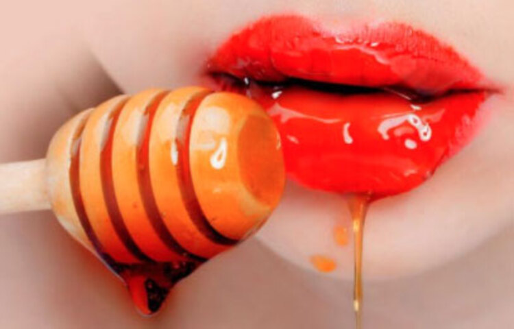 কখনোই জিব দিয়ে ঠোঁট ভেজানো উচিত নয়। কয়েক ফোঁটা অলিভ অয়েল মধুর সঙ্গে মিশিয়ে ঠোঁটে লাগালে ঠোঁট ফাটবে না।