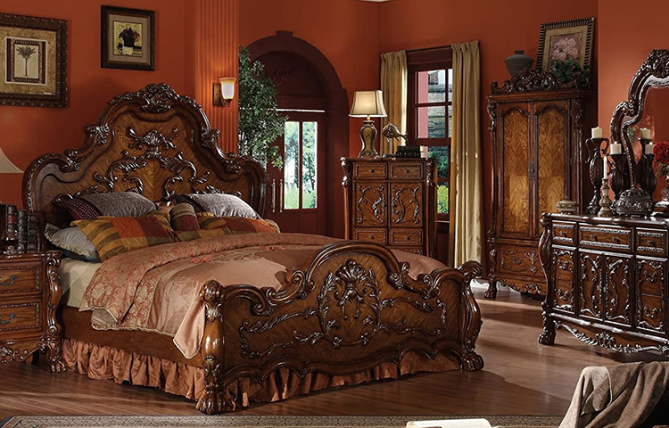 দেয়াল থেকে কাঠের আর্দ্রতা টানার প্রবণতা রয়েছে। তাই বর্ষাকালে দেয়াল থেকে কম করে হলেও ছয় ইঞ্চি দূরে রাখুন কাঠে আসবাবপত্র। বর্ষাকালের বৃষ্টি পড়া বন্ধ হলে জানালা খুলে দিন। এতে ঘরে আলো বাতাস প্রবেশ করবে এবং ঘর আদ্রতা মুক্ত থাকবে। ছবি: সংগৃহীত