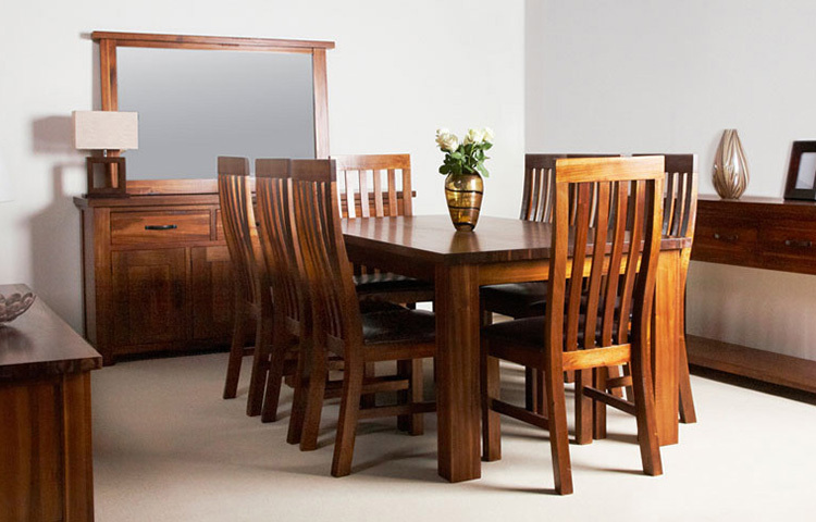 আসবাবপত্র পরিষ্কার করতে ভেজা কাপড় ব্যবহার করবেন না। শুকনো ও পরিষ্কার কাপড় দিয়ে কাঠের আসবাবপত্র মুছতে হবে। নিয়মিত আসবাবপত্র পরিষ্কার করলে বর্ষায় কাঠের আসবাবে ময়লা জমাট বেঁধে থাকে না। এমনকি হাতে পানি লেগে থাকা অবস্থায় কোনো আসবাবপত্র হাত দিয়ে ধরা ঠিক নয়। ছবি: সংগৃহীত