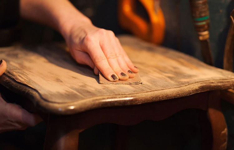 কাঠের আসবাব ভালো রাখতে বছরে দু-একবার বার্নিশ বা ল্যাকোয়ার-এর পালিশ করান। এতে কাঠের ছিদ্র বন্ধ হয়, আসবাব অনেকদিন পর্যন্ত নতুনের মতো থাকে, কাঠ ফুলেও ওঠে না! যেকোনও ধরনের বোর্ডের ফার্নিচার, যেমন পারটেক্সের তৈরি আসবাবপত্র তৈরির সময়ই বোর্ডের কাটা অংশে ভাল করে পুটিং লাগিয়ে নিতে হবে। এতে বাতাস বা পানি জমে ফুলে যাওয়ার আশঙ্কা কম থাকে। ছবি: সংগৃহীত