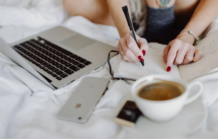 সারাদিন ল্যাপটপ নিয়ে বিছানায় বসে রয়েছেন অনেকেই। এ থেকে সারাদিন ঘাড়ে-কোমরে ব্যথা হতে পারে। ছবি: সংগৃহীত