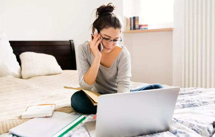 গবেষণায় দেখা গিয়েছে যে আপনি যদি খাটে বসে কাজ করেন আপনার শরীরের ওপর নেতিবাচক প্রভাব পড়তে বাধ্য। তাই খাটে বসে ল্যাপটপে কাজ বা বই পড়তে বারন করেন চিকিৎসকেরা। ছবি: সংগৃহীত