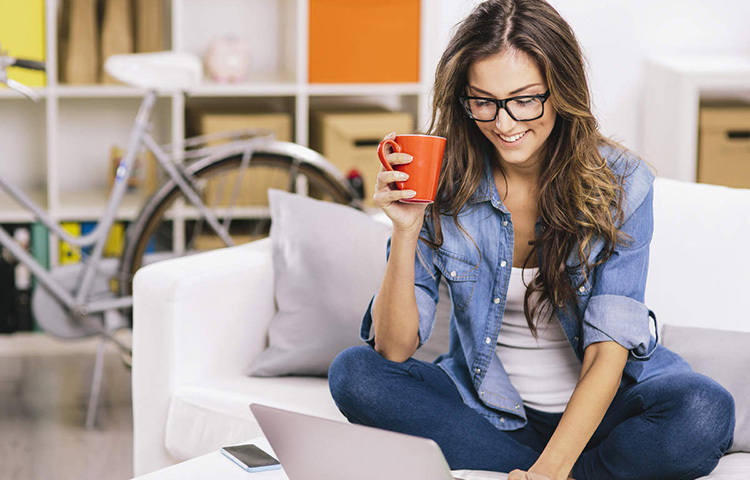 খাটে বসে কাজ করলে পেছনে সাপোর্ট দেওয়ার মতো কিছু থাকে না। যতোই আপনি বালিশ দিয়ে সাপোর্ট দিয়ে কাজ করুন না কেন, আপানার কমর আর পিঠ সঠিক সাপোর্ট পায় না। ছবি: সংগৃহীত