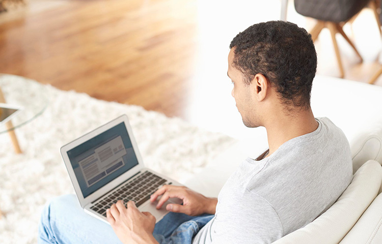 বিছানায় বসে কাজ করলে ঘুমের ব্যঘাত ঘটে। শুনতে অবাক লাগলেও এটা সত্যি। বিছানার সঙ্গে ঘুমের সরাসরি যোগ থাকে, কিন্তু বিছানায় কাজ করলে ঘুম আর কাজের সময়ের মধ্যে কেনো তফাত থাকে না। ছবি: সংগৃহীত