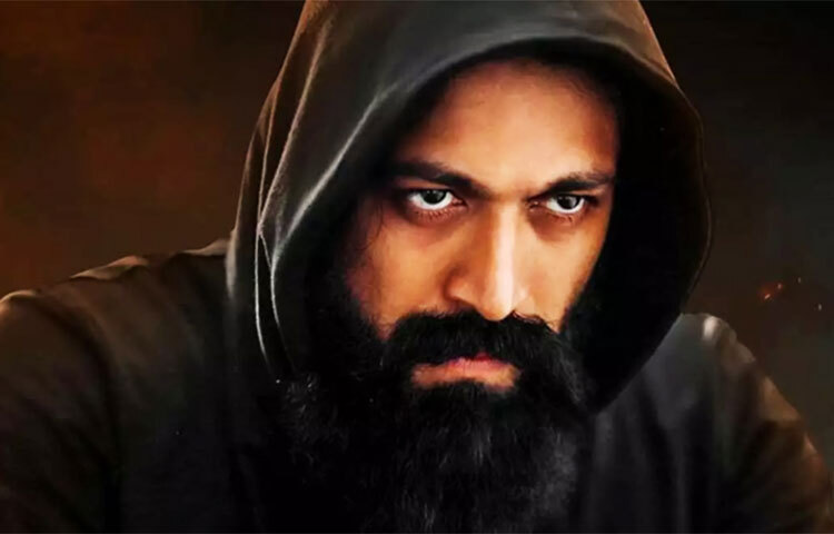 ‘কেজিএফ-২’ বক্স অফিস থেকে বিপুল পরিমাণ অর্থ উপার্জন করেছে ঠিকই, কিন্তু এই ছবিকে সাফল্যের শিখরে পৌঁছে দেওয়ার পিছনে মুখ্য চরিত্র যশের যথেষ্ট অবদান রয়েছে। ছবি: সংগৃহীত