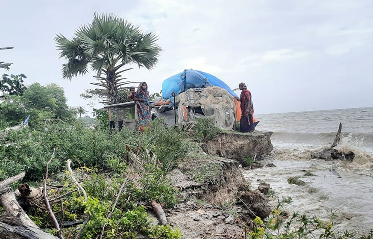 অনেক পরিবার ক্ষতির মুখে পড়েছে। এর মধ্যে আছে রাঙ্গাবালী উপজেলার চর আন্ডা, চালিতাবুনিয়া, কলাপাড়া উপজেলার লালুয়াসহ দুমকি উপজেলার আঙ্গারিয়া ও বাউফলের চন্দদ্বীপ ইউনিয়ন। ছবি: আব্দুস সালাম আরিফ