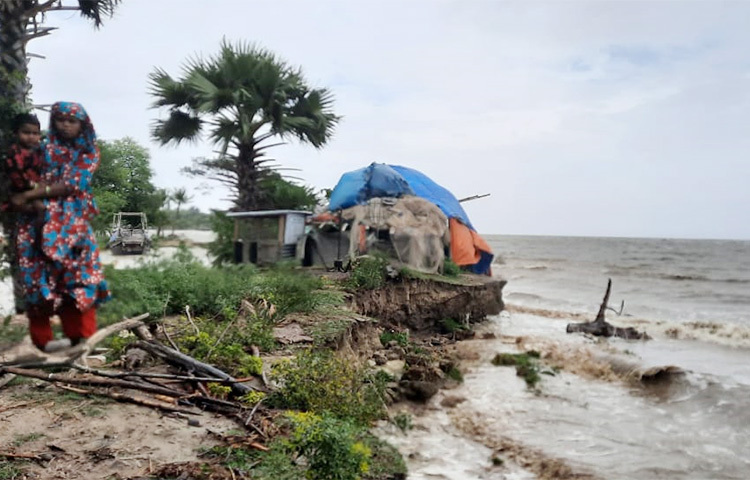পটুয়াখালী পানি উন্নয়ন বোর্ডের নির্বাহী প্রকৌশলী মো. হালিম সালেহীন  বলেন, ‘উচ্চ জোয়ারের পানিতে কি ধরনের ক্ষয়ক্ষতি হয়েছে তা নির্ধারণের করার কাজ চলছে।’ ছবি: আব্দুস সালাম আরিফ